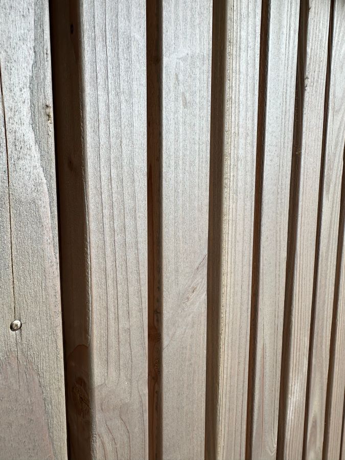 Détail de bardage en Douglas naturel, veinage et texture, chantier Viuz-la-Chiésaz