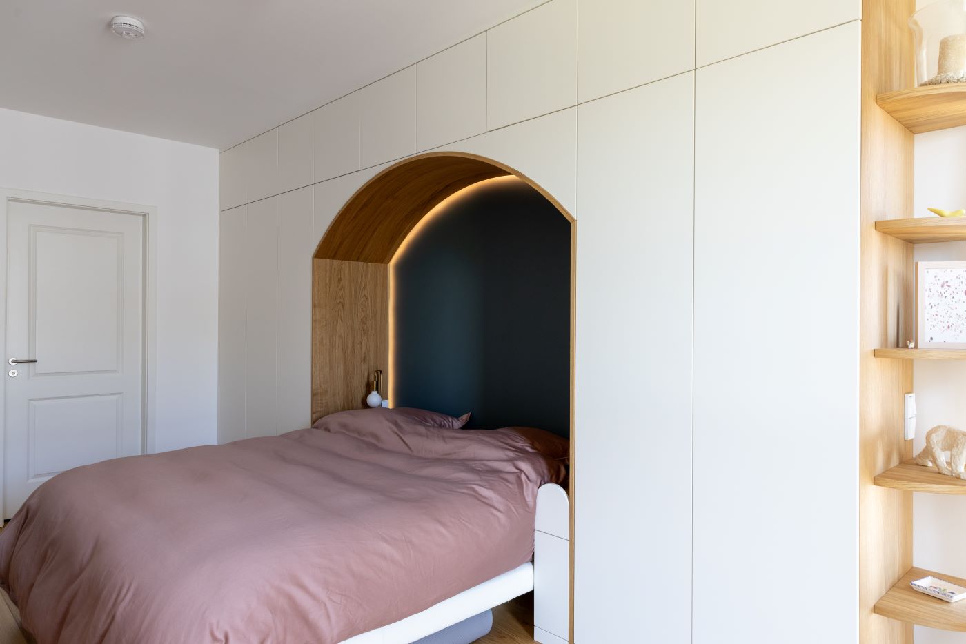 Dressing et niche lit sur mesure — projet Francfort, Laura Masset Studio