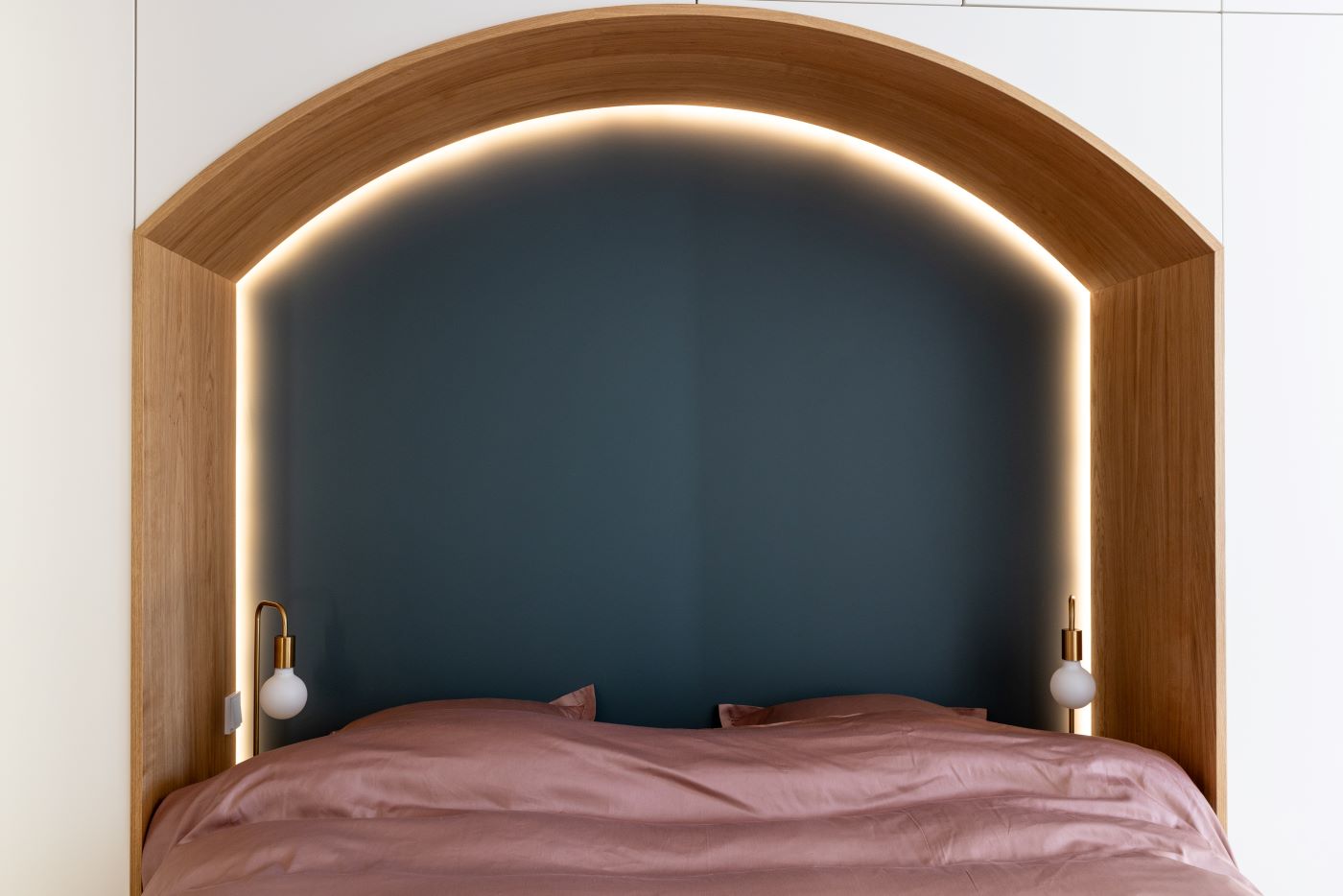 Dressing sur mesure avec niche lit et éclairage tête de lit — projet Francfort, Laura Masset Studio
