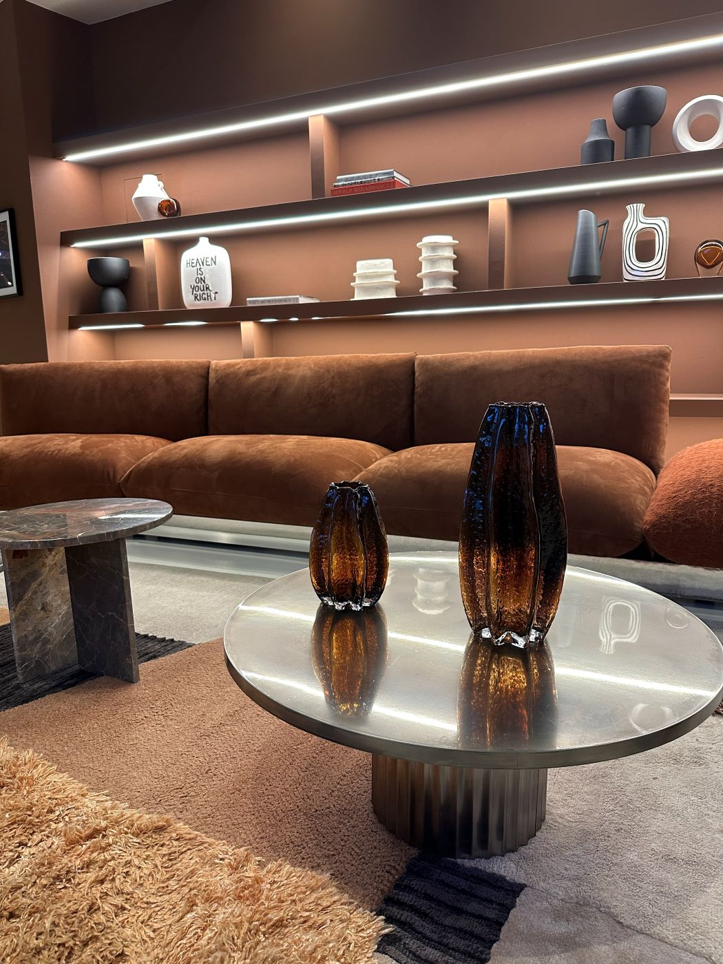Baxter Salone del Mobile 2026 — mobilier mi-siècle moderne, cuir et tissu