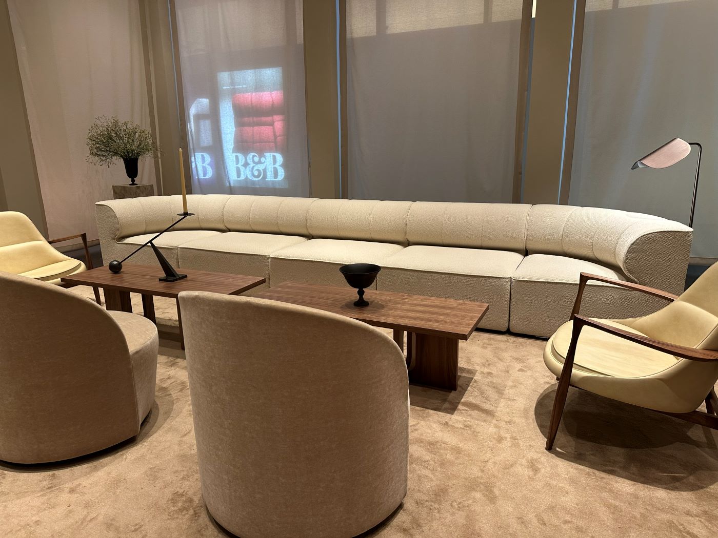 Canapé aux formes organiques et courbes — Salone del Mobile 2026