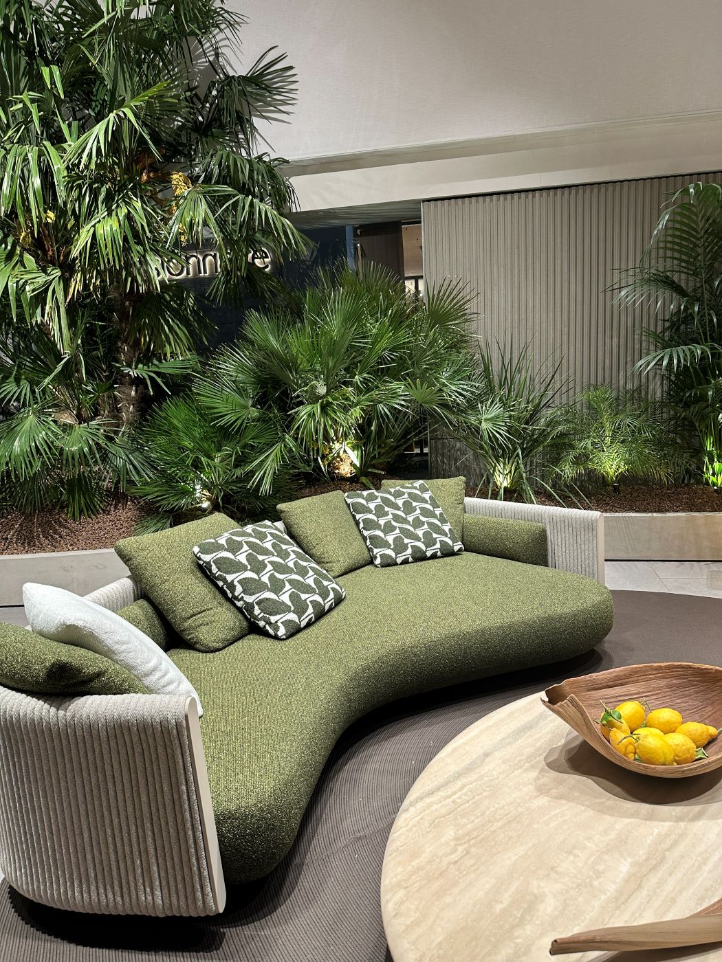 Canapé asymétrique aux accoudoirs courbes — mobilier Salone 2026