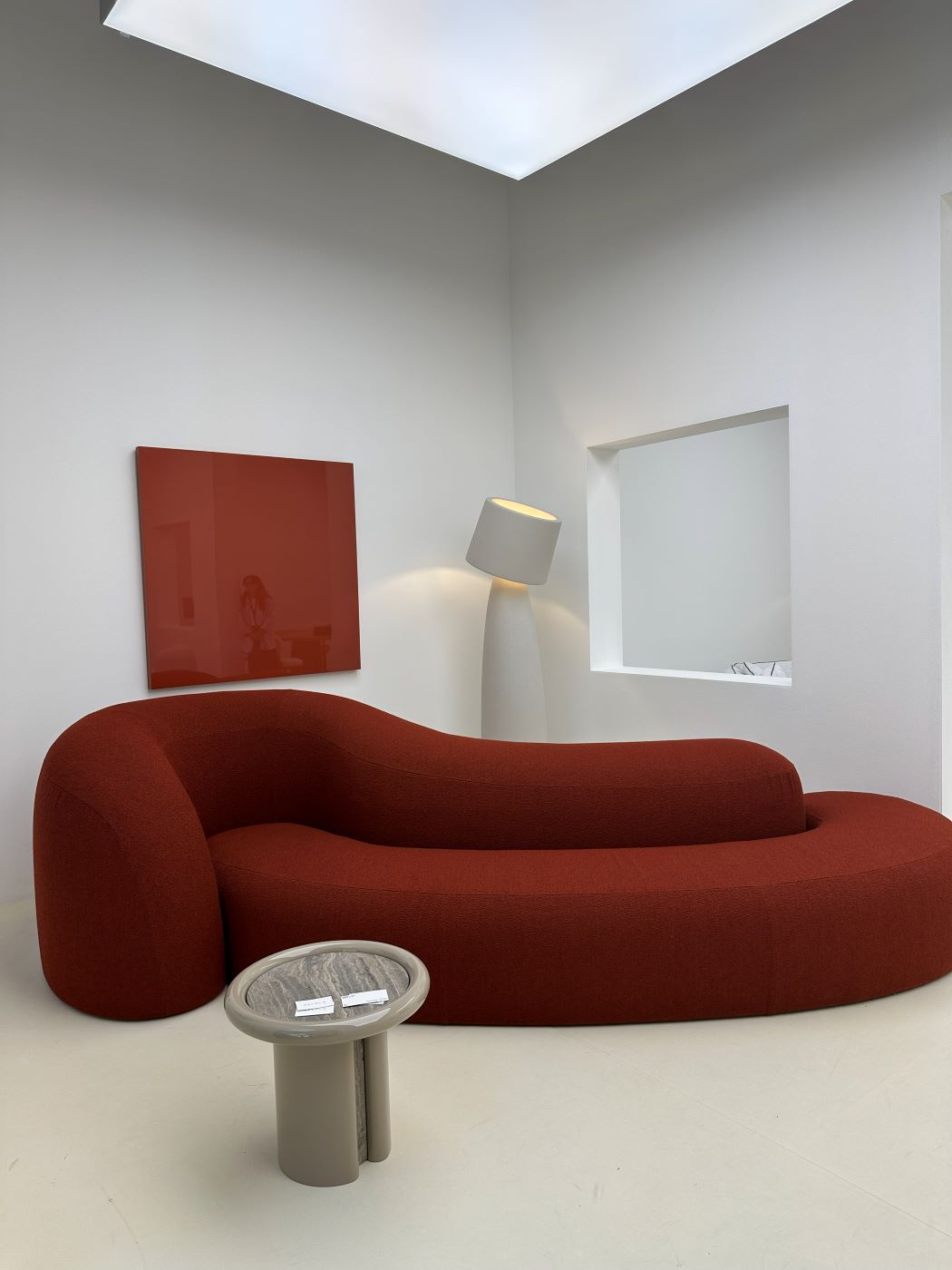 Mobilier courbe tissu tweed — Salone del Mobile Milan 2026