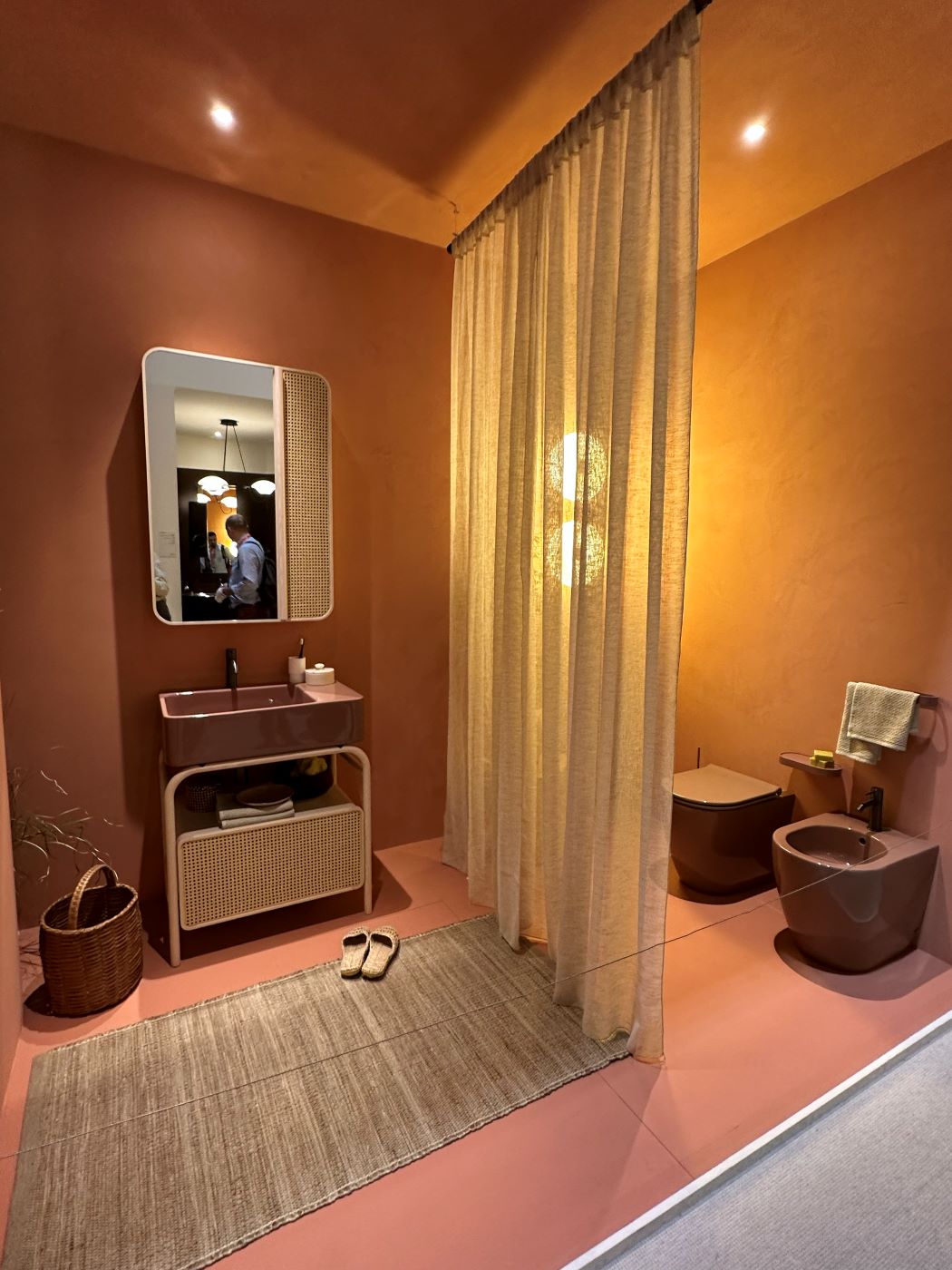 Color drenching Salone del Mobile 2026 — immersion chromatique sol au plafond