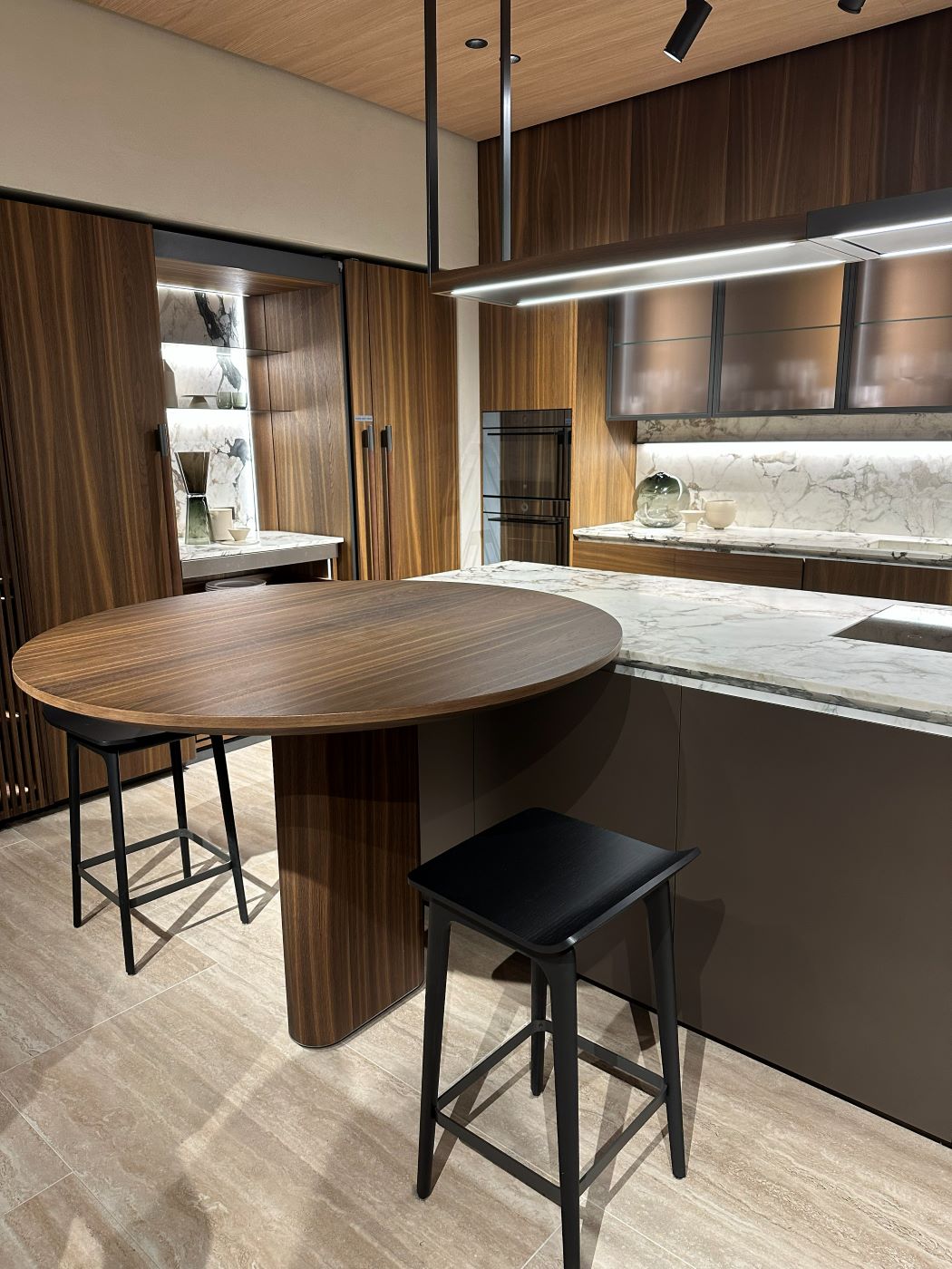 Agencement de cuisine au Salone del Mobile 2026 — formes courbes et matières nobles