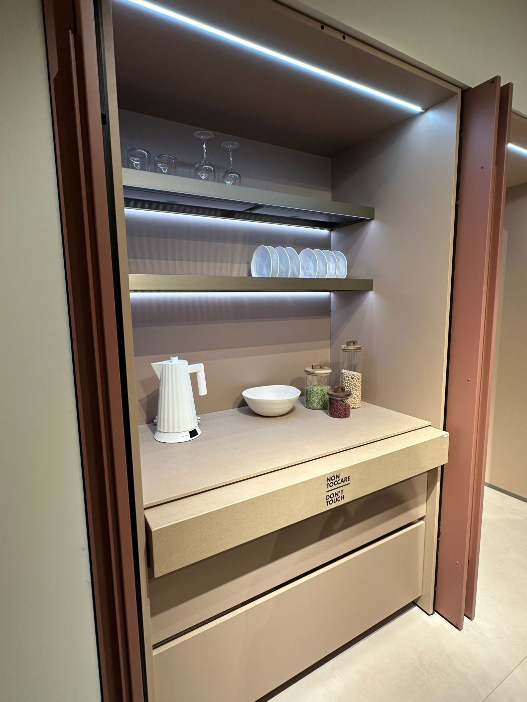 Cuisine EuroCucina 2026 — combinaison de matières et rangements intégrés