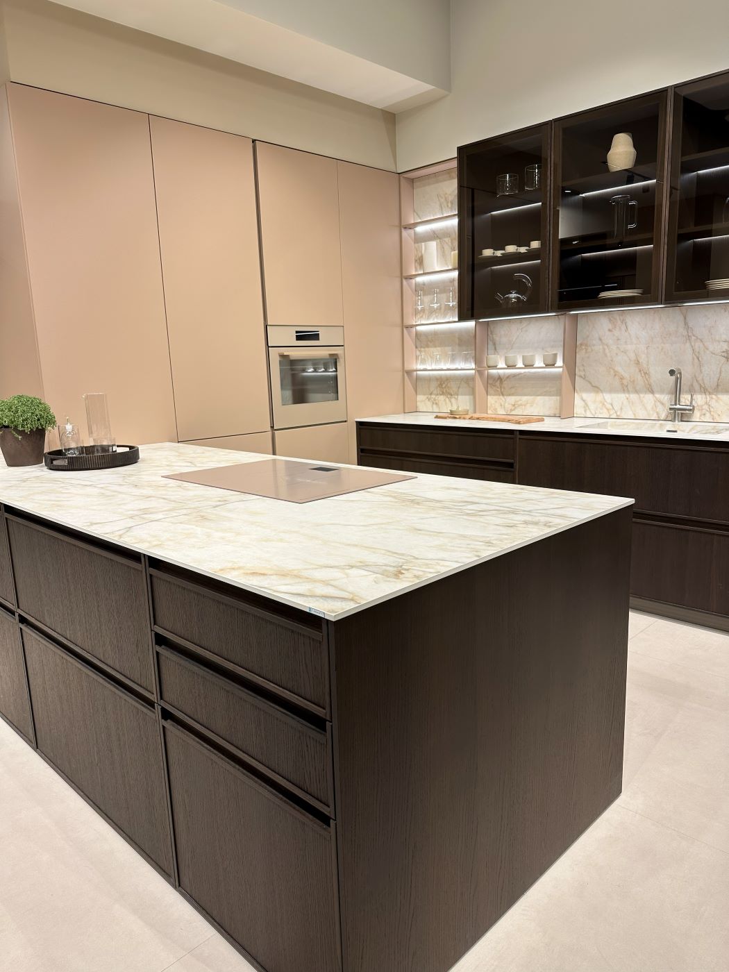 Cuisine Veneta EuroCucina 2026 — rangements intégrés et matières nobles