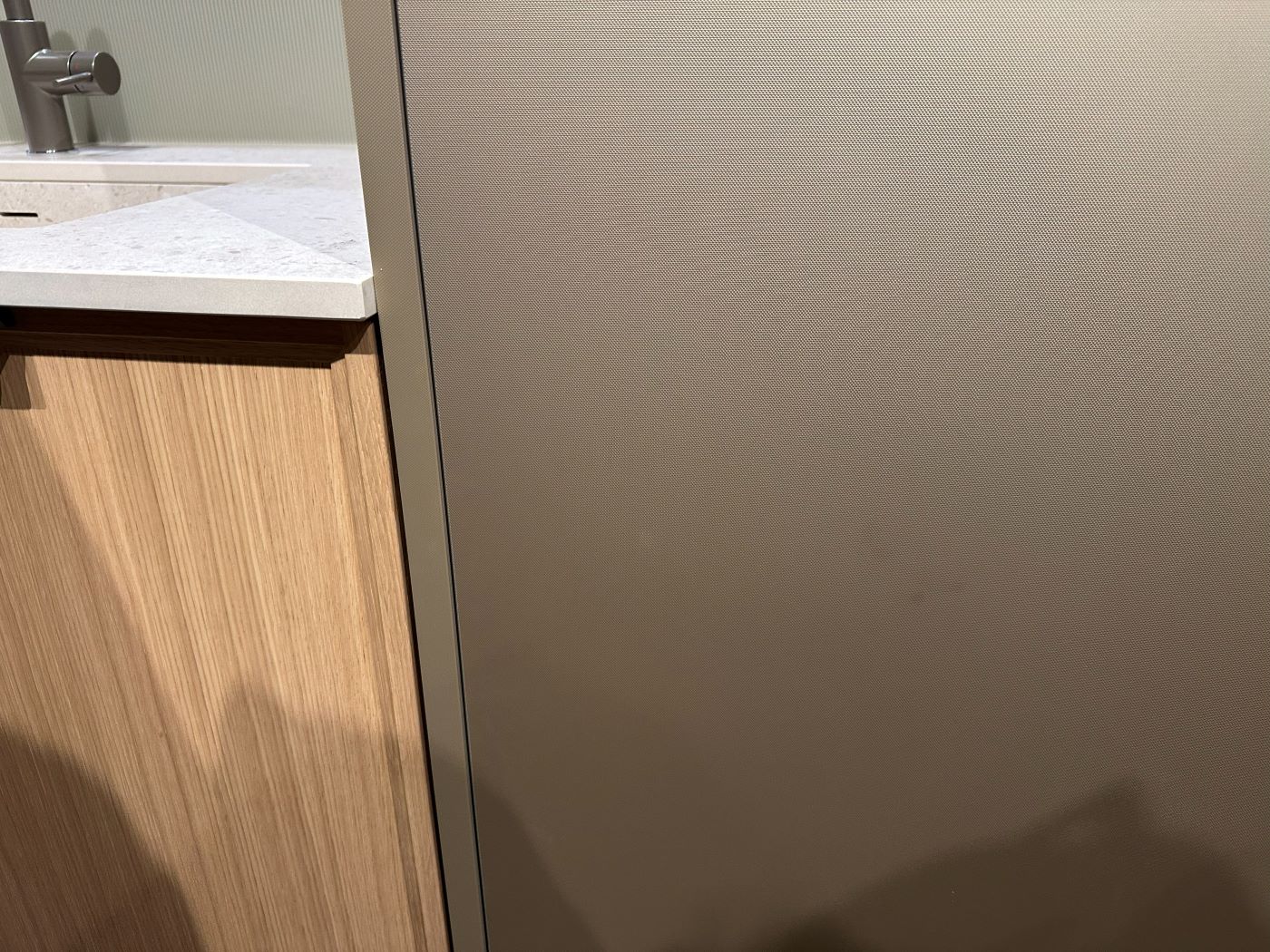 Miroir fumé et pierre naturelle — combinaison de matières Salone 2026