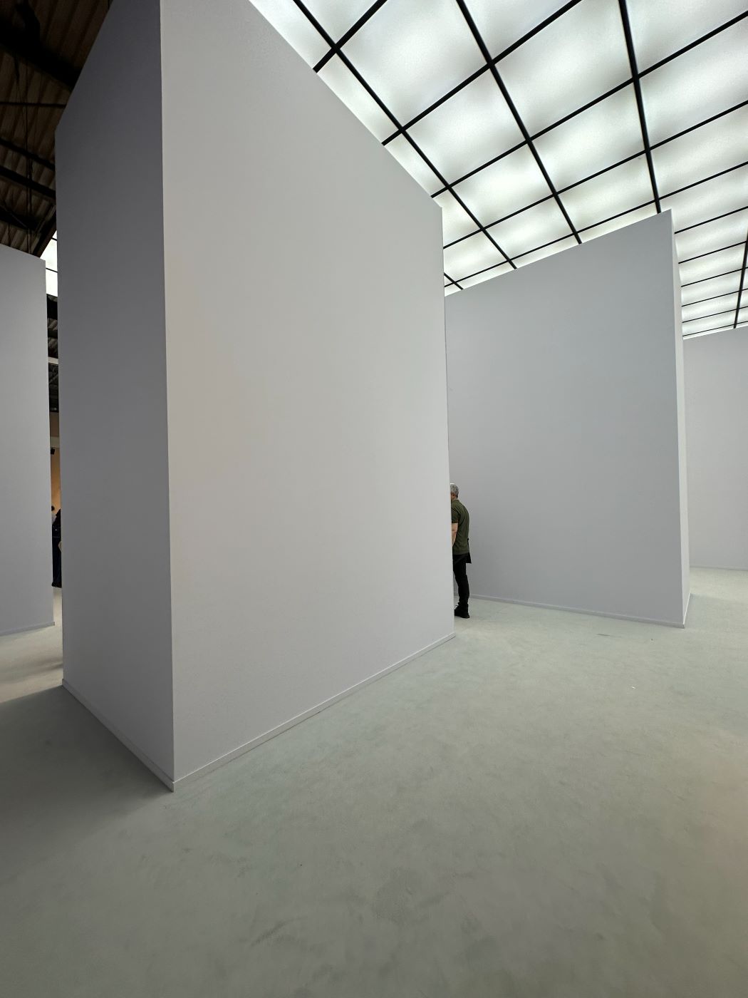 Scénographie Kartell au Salone del Mobile 2026 — espace blanc immaculé