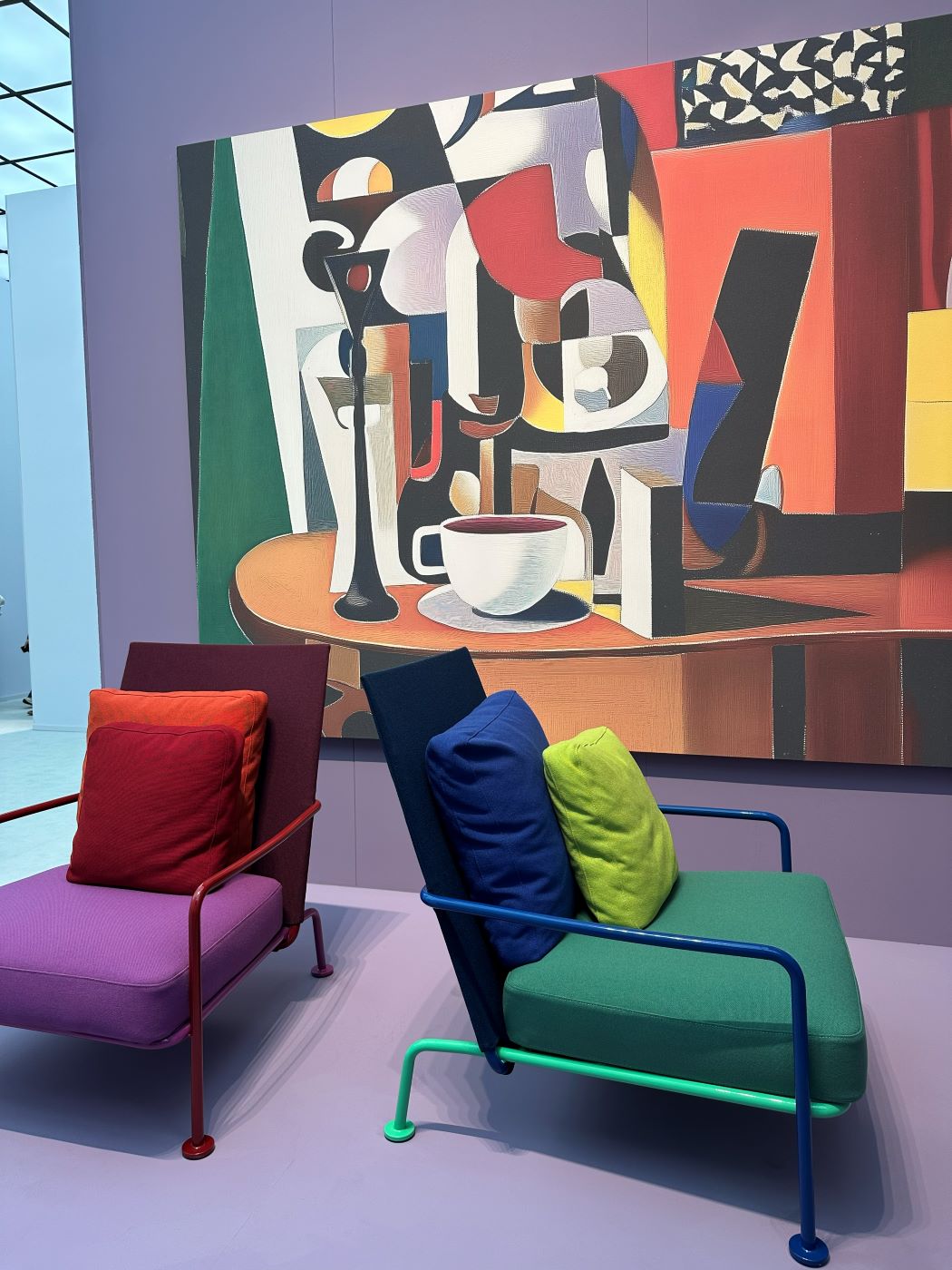 Scénographie Kartell 2026 — alcôve révélant le mobilier coloré