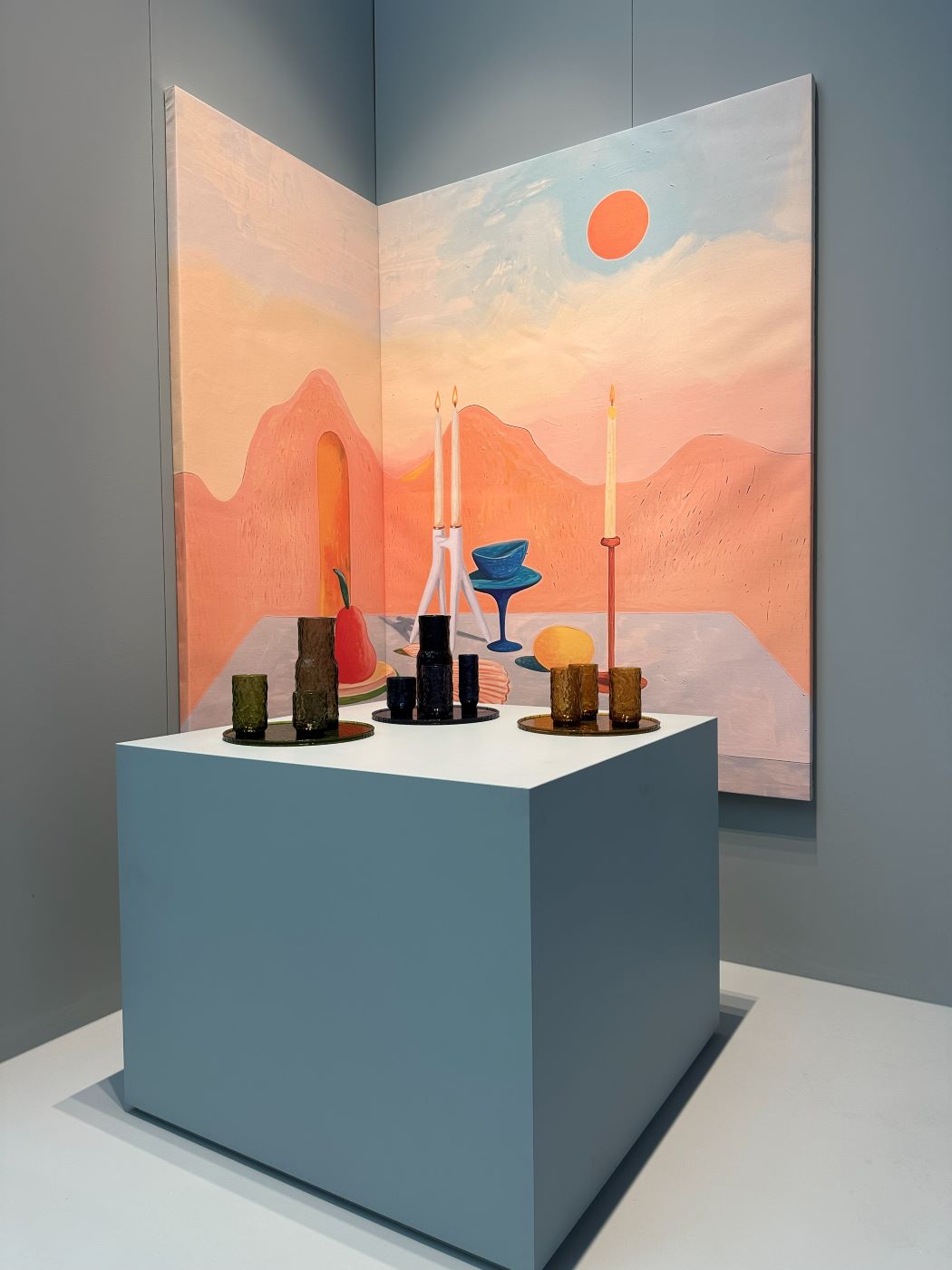 Stand Kartell Milan 2026 — contraste blanc et couleur