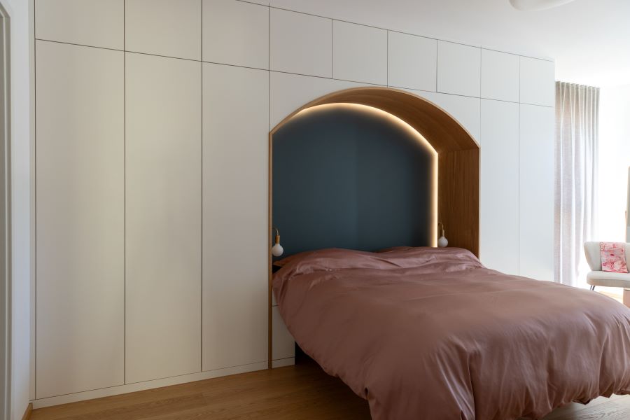 Interlude Chromatique — chambre parentale, dressing sur mesure, lit en alcôve avec bandeaux LED