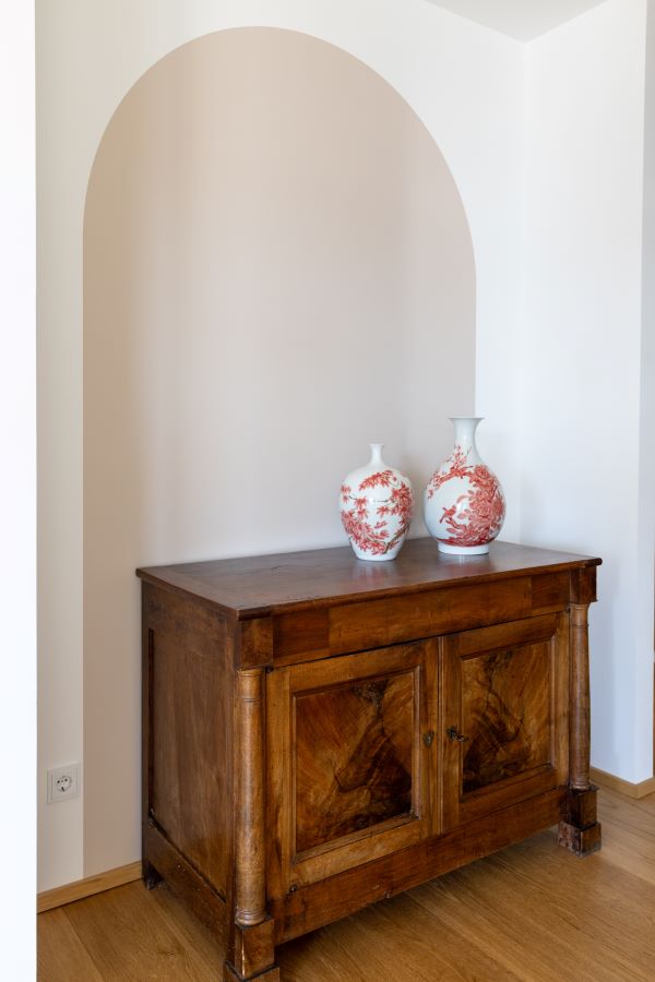 Interlude Chromatique — arche peinte en Scallop Farrow & Ball, couloir