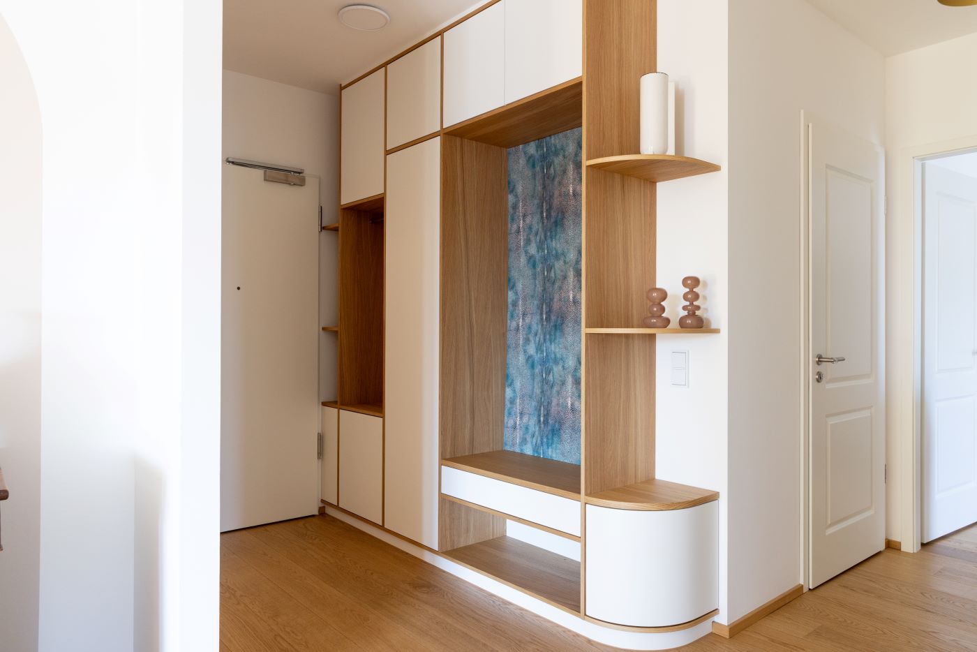 Interlude Chromatique — meuble d'entrée sur mesure, Francfort