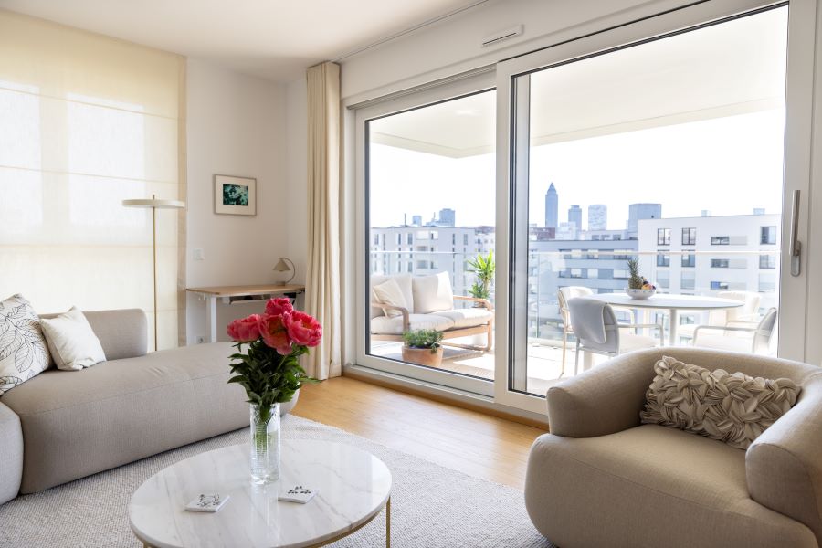 Interlude Chromatique — salon, séjour ouvert sur la terrasse, lumière naturelle