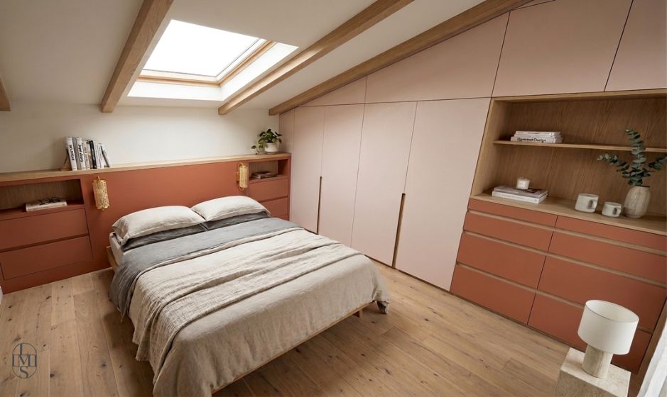 Chambre — camaïeu F&B Scallop et Red Earth, meubles sur mesure sous les pentes